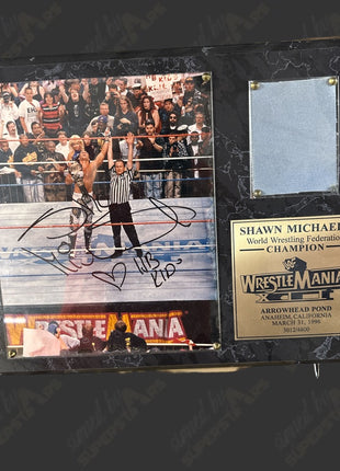 Placa de madera firmada por Shawn Michaels de WrestleMania 12
