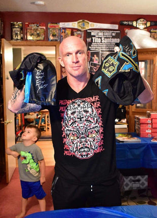 Eric Young a signé Ring Worn Gear d'Impact Wrestling