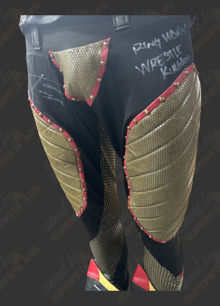 Camiseta, mallas y botas Ring Worn firmadas por Tama Tonga (NJPW Wrestle Kingdom 14)
