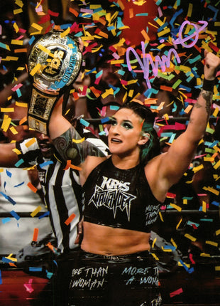 Kris Statlander firmó foto 8x10