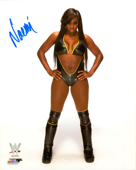 Naomi firmó una foto de 8x10