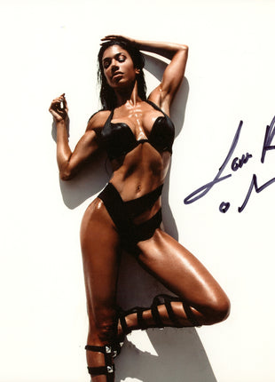 Rosa Mendes firmó una foto de 8x10