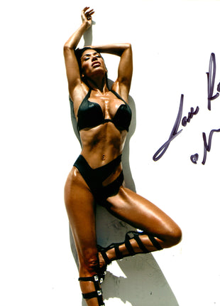 Rosa Mendes firmó una foto de 8x10