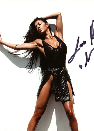 Rosa Mendes firmó una foto de 8x10