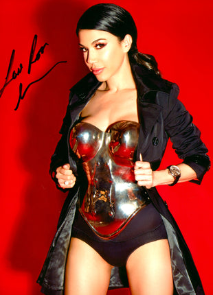 Rosa Mendes firmó una foto de 8x10