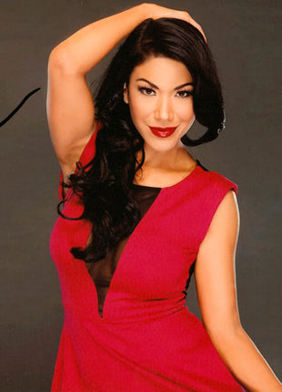 Rosa Mendes firmó una foto de 8x10