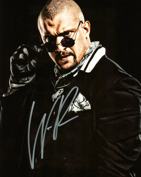 Fotografía firmada de 8x10 por Karrion Kross (autógrafo de White Rabbit)