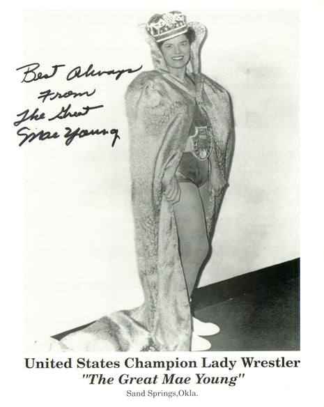 Mae Young signed 8x10 Photo