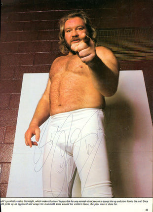 Página de revista firmada por Big John Studd