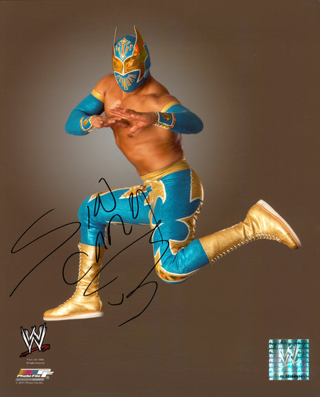 Sin Cara firmó una foto de 8x10