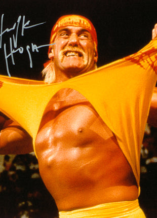 Hulk Hogan signed 8x10 Photo (w/ Beckett)