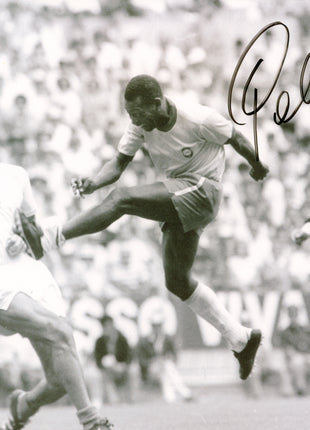 Pele signed 8x10 Photo (w/ Beckett)