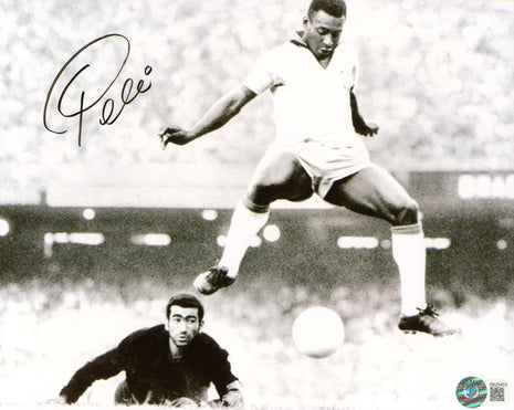 Pele signed 8x10 Photo (w/ Beckett)