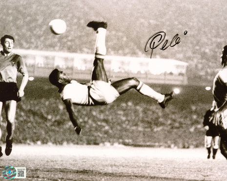 Pele signed 8x10 Photo (w/ Beckett)