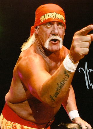 Hulk Hogan signed 8x10 Photo (w/ Beckett)