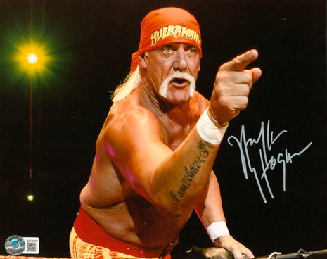 Hulk Hogan signed 8x10 Photo (w/ Beckett)