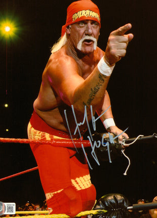 Hulk Hogan signed 8x10 Photo (w/ Beckett)