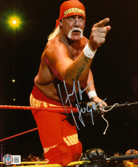 Hulk Hogan signed 8x10 Photo (w/ Beckett)