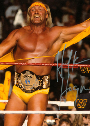 Hulk Hogan signed 8x10 Photo (w/ Beckett)