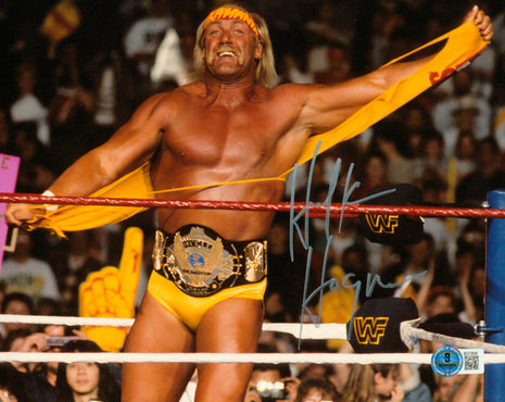 Hulk Hogan signed 8x10 Photo (w/ Beckett)