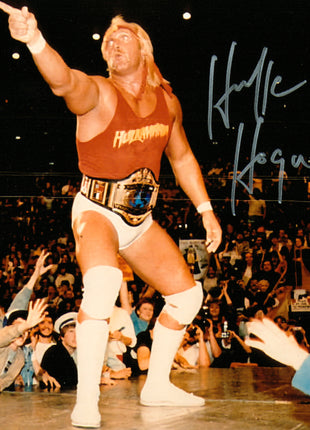 Hulk Hogan signed 8x10 Photo (w/ Beckett)