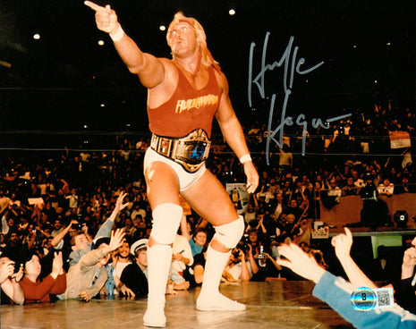 Hulk Hogan signed 8x10 Photo (w/ Beckett)