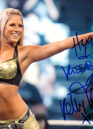 Kelly Kelly firmó una foto de 8x10