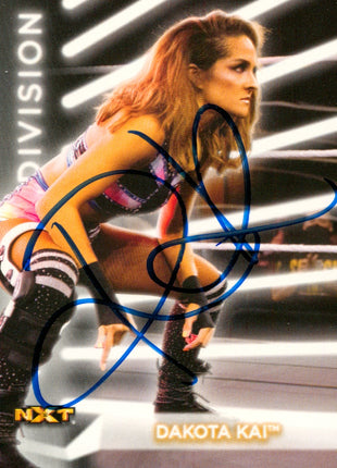 Dakota Kai a signé la carte à collectionner Topps WWE NXT 2021