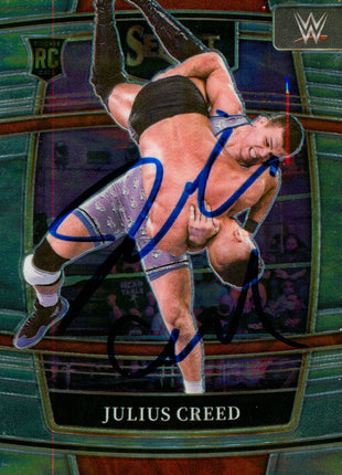 Carte à collectionner Panini Select WWE 2022 signée par Julius Creed