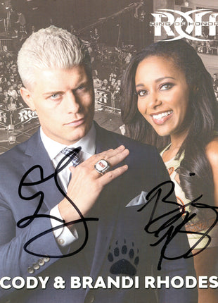 Photo 8x10 signée par Cody Rhodes et Brandi Rhodes (avec JSA)