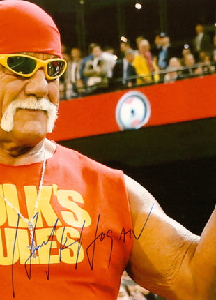 Hulk Hogan signed 8x10 Photo (w/ Beckett)