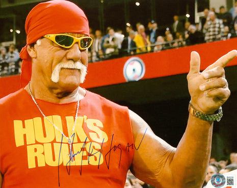 Hulk Hogan signed 8x10 Photo (w/ Beckett)