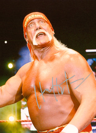 Hulk Hogan signed 8x10 Photo (w/ Beckett)