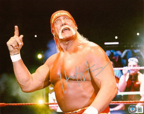 Hulk Hogan signed 8x10 Photo (w/ Beckett)