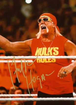 Hulk Hogan signed 8x10 Photo (w/ Beckett)