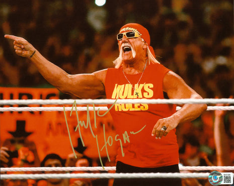 Hulk Hogan signed 8x10 Photo (w/ Beckett)