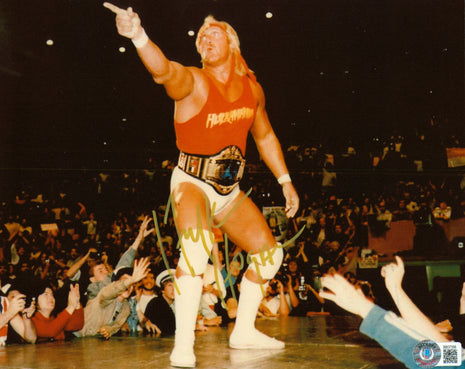 Hulk Hogan signed 8x10 Photo (w/ Beckett)