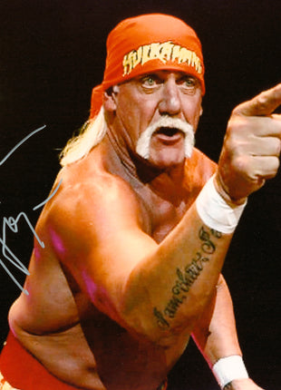 Hulk Hogan signed 8x10 Photo (w/ Beckett)