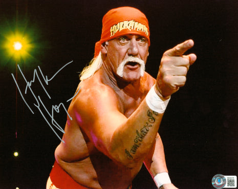 Hulk Hogan signed 8x10 Photo (w/ Beckett)