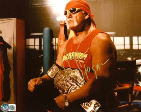 Hulk Hogan signed 8x10 Photo (w/ Beckett)