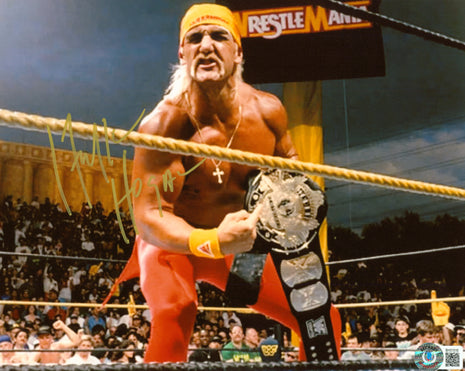Hulk Hogan signed 8x10 Photo (w/ Beckett)