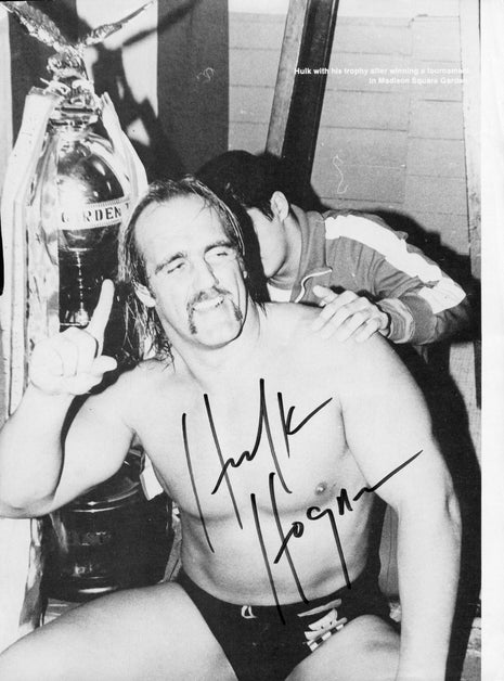 Hulk Hogan signed Magazine Page