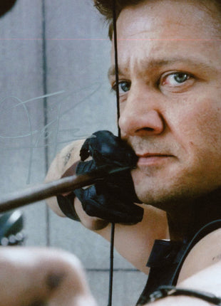 Jeremy Renner (Avengers) signed 8x10 Photo (w/ Beckett)