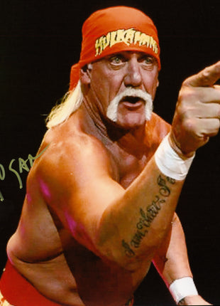 Hulk Hogan signed 8x10 Photo (w/ Beckett)