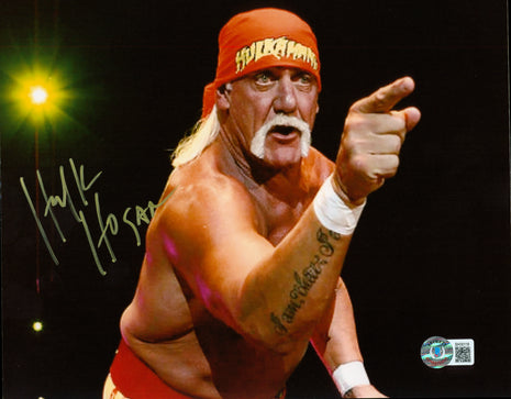 Hulk Hogan signed 8x10 Photo (w/ Beckett)