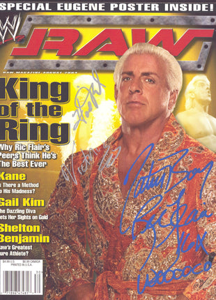 Victoria y Howard Finkel firmaron un doble contrato para la revista WWF Raw, agosto de 2004.