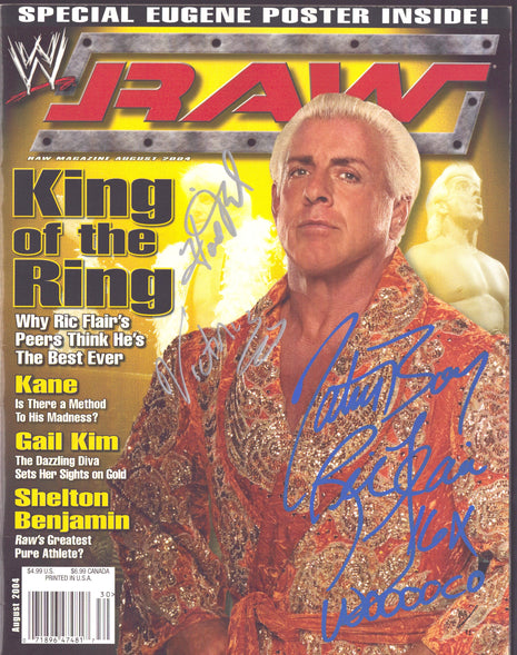 Victoria y Howard Finkel firmaron un doble contrato para la revista WWF Raw, agosto de 2004.
