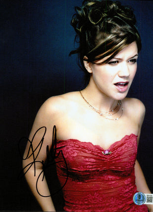 Kelly Clarkson signed 8x10 Photo (w/ Beckett)