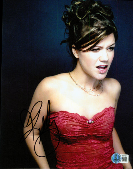 Kelly Clarkson signed 8x10 Photo (w/ Beckett)