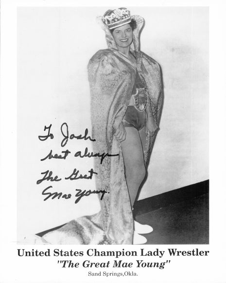 Mae Young signed 8x10 Photo